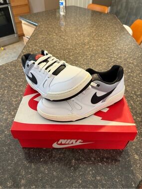 Nike men’s full force sneaker BRAND NEW Sz 10